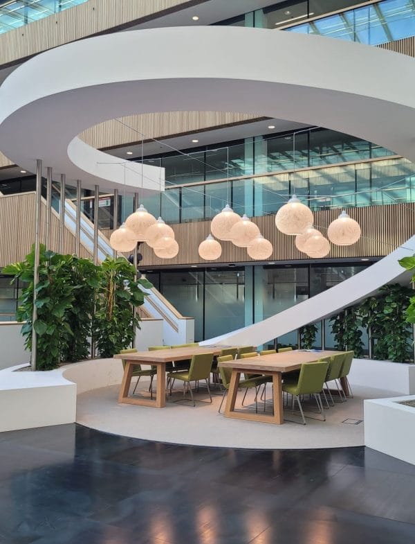 Groene scheidingswand in een bedrijfsentree met loungehoek